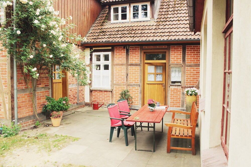 Apartment in the center, ground floor, family friendly, large garden.