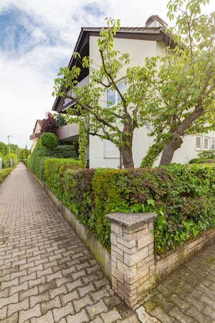 Property grounds. Apartment with a View – modern living above the rooftops