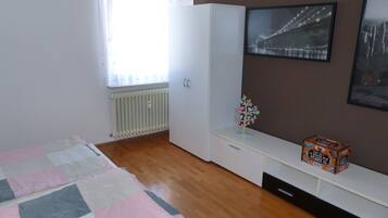 2 Schlafzimmer, Schreibtisch, Bügeleisen/Bügelbrett, kostenloses WLAN