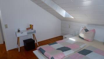 2 bedrooms, desk, iron/ironing board, free WiFi