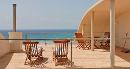 Bungalow, privater Pool und Glasfaser-Internet, nah am Meer, geschützter Patio.