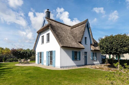 Charm & flair under thatch directly by the sea | Family-friendly