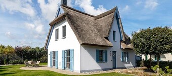 Charm & flair under thatch directly by the sea | Family-friendly