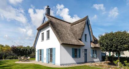 Charm & flair under thatch directly by the sea | Family-friendly