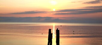 Charm & flair under thatch directly by the sea | Family-friendly