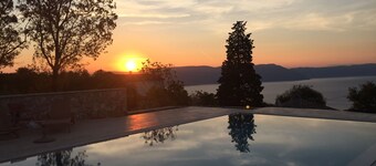 Villa Primela med fantastisk havutsikt og privat basseng