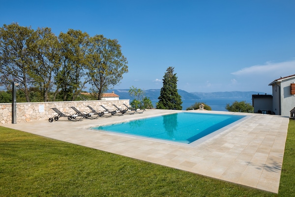 Swimmingpool mit Blick aufs Meer und Insel Cres