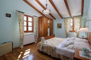 3 bedrooms, in-room safe, iron/ironing board, travel cot