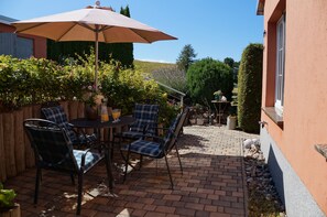Outdoor dining - Semi-detached house in complete tranquility at the nature reserve (Gager)