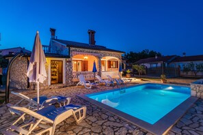 Outdoor pool - Romantic and charming newly opened pool villa (Nedešcina)