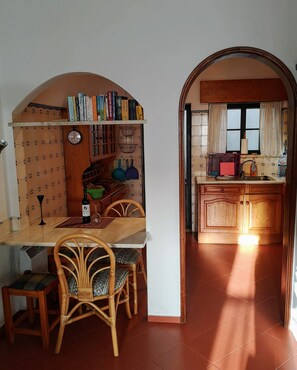 Fridge, microwave, stovetop, coffee/tea maker - 2-storey house with small garden and balcony (Ferragudo, Distrikt Faro 8400)