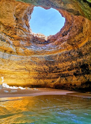 A natural rock formation with a circular opening. - Two-story house with garden in the village center (Ferragudo, Distrikt Faro 8400)