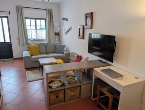 Televisie, een open haard en een stereo