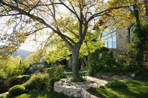 Garten mit Blick auf das Ferienhaus