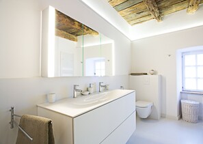 وحدات دش مع أحواض استحمام، مجففات شعر، مناشف، صابون