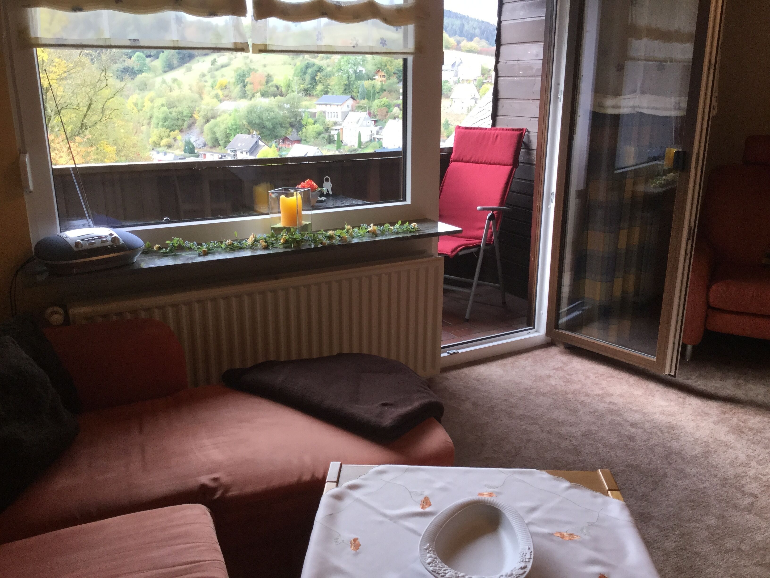 Een televisie en boeken