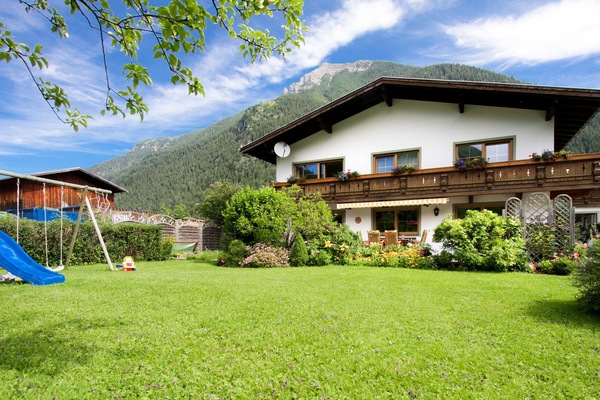 Hausansicht mit Garten