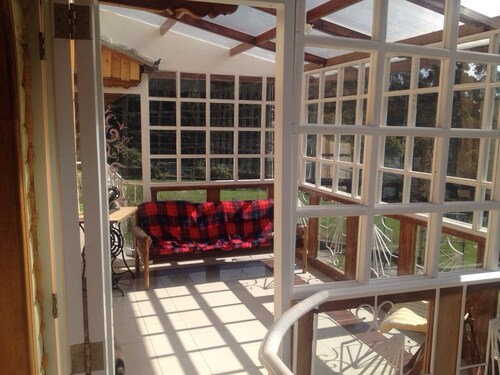 Escape the city noise in 5 minutes in a cozy green house.