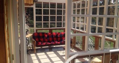 Escape the city noise in 5 minutes in a cozy green house.