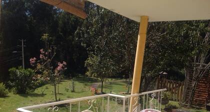 Poistu kaupungin melusta 5 minuutissa viihtyisässä vihreässä talossa.