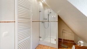 Regadera, secadora de cabello, jabón, papel de baño