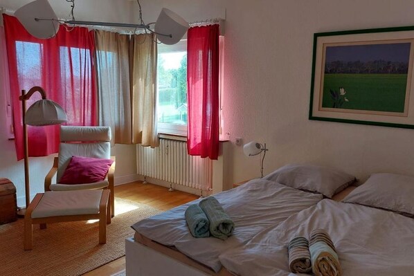 3 bedrooms, desk, free WiFi, bed sheets