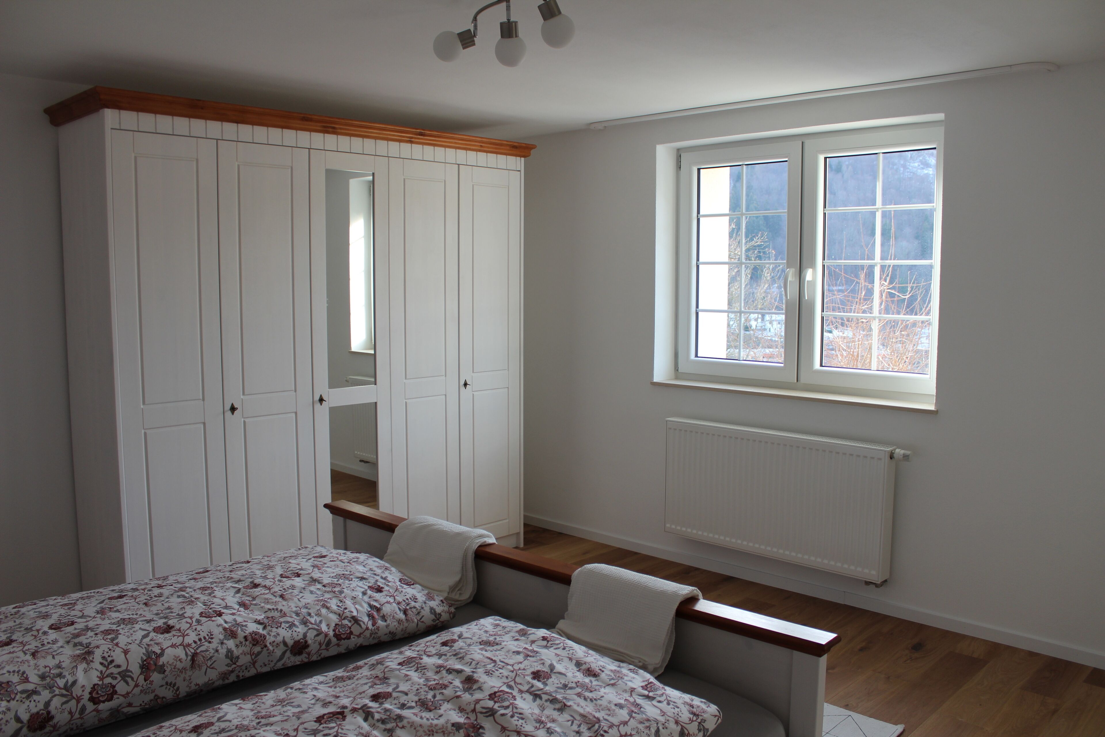 1 Schlafzimmer, Schreibtisch, schallisolierte Zimmer