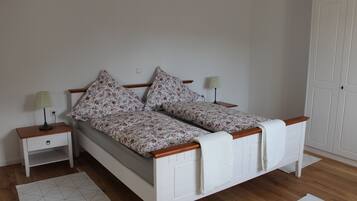 1 Schlafzimmer, Schreibtisch, schallisolierte Zimmer