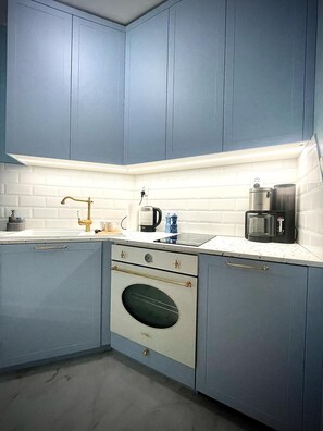 Kühlschrank, Mikrowelle, Ofen, Herdplatte