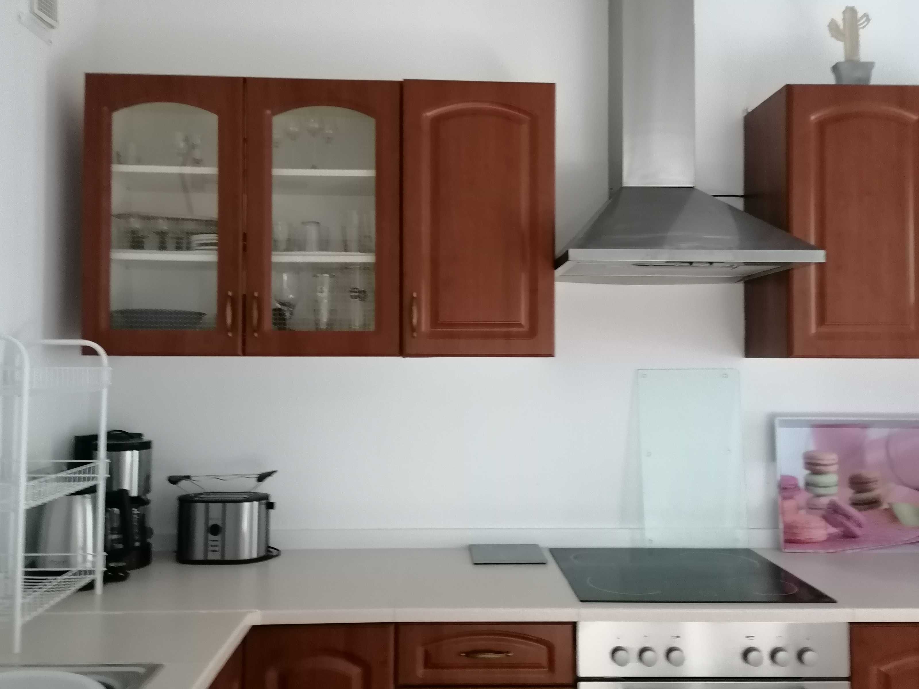 Refrigerador, microondas, horno y utensilios de cocina 