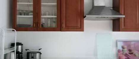 Frigorifero, microonde, forno, pentole/stoviglie/utensili