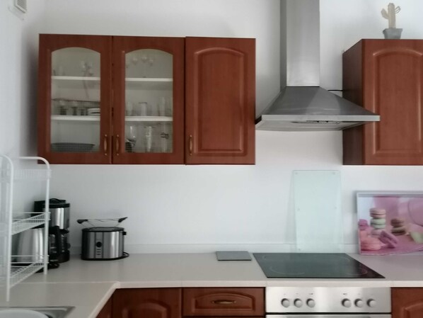 Réfrigérateur, micro-ondes, four