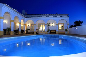 حمّام سباحة خارجي