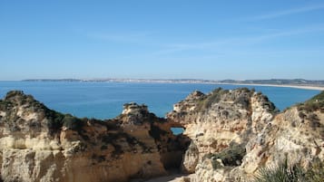 Playa en los alrededores y camastros