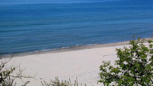 A beach with clear blue water and a sandy shore. - Pure nature - attractive apartment on Cape Arkona, the northernmost point of Rügen (Putgarten)