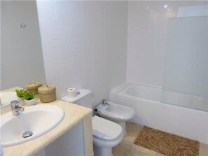 Ensemble baignoire-douche, séchoir à cheveux, serviettes fournies