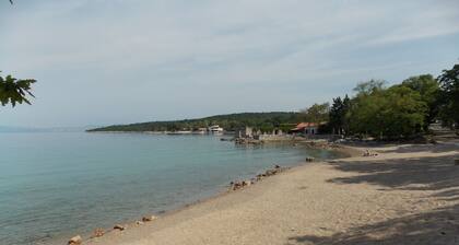 ErdgeschossWohnung im Njivice Zentrum, Terrasse, privat Pool, Klima,SAT-TV, WiFi