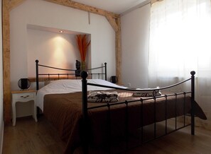 2 bedrooms, iron/ironing board, Internet, bed sheets