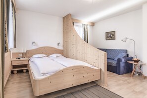 2 bedrooms, internet, bed sheets