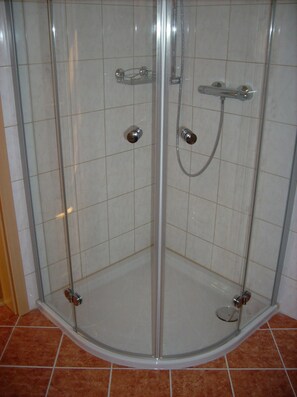 Dusche, Handtücher, Seife, Toilettenpapier