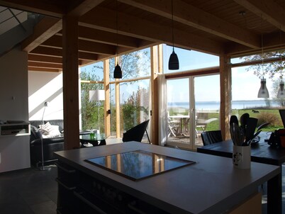 Glass house right on the banks of the Müritz, private beach, panoramic view, sauna, horse riding