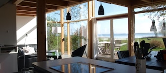 Glass house right on the banks of the Müritz, private beach, panoramic view, sauna, horse riding