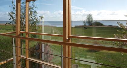 Glass house right on the banks of the MĂŒritz, private beach, panoramic view, sauna, horse riding