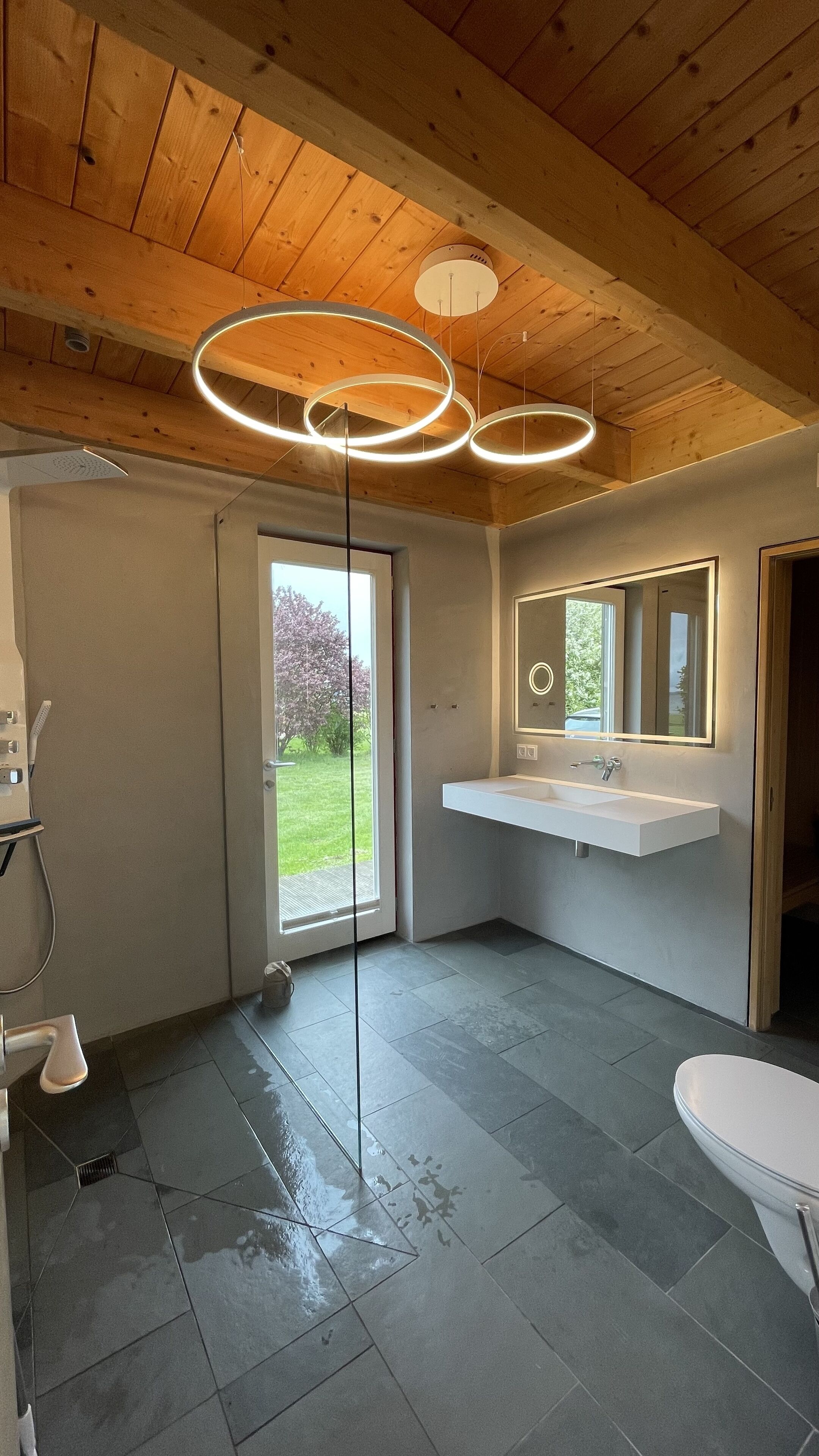 Dusche, Haartrockner, Handtücher