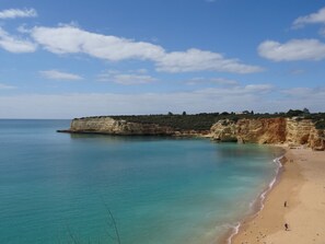 A coastal landscape with a sandy beach and rocky cliffs. - Quiet vacation home in a fantastic location with heated private pool Wifi 500 (Carvoeiro)