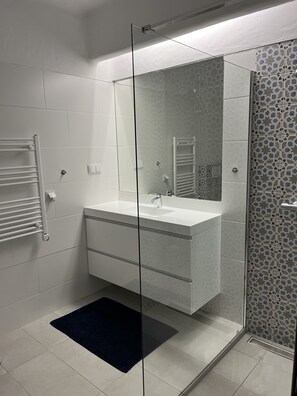 Ensemble douche/baignoire, sèche-cheveux, serviettes fournies