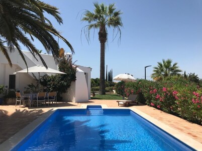Quiet vacation home in a fantastic location with heated private pool Wifi 500