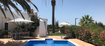 Quiet vacation home in a fantastic location with heated private pool Wifi 500