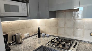 Frigorífic, microones, forn i placa de cuina