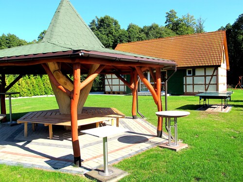 Close to the water, fireplace, fenced property, for dogs and families
